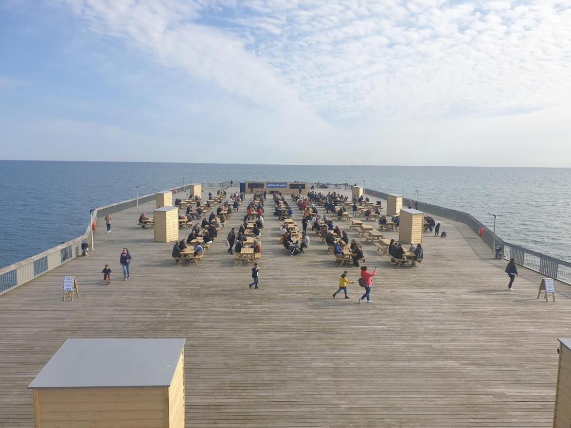 Central Hastings, Stylish-Luxe, Seaside Apartment. Exterior photo
